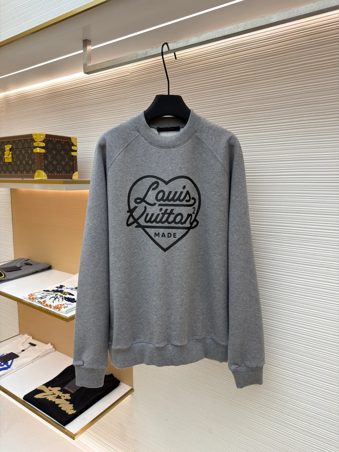 LOUIS VUITTON big heart logo letter print sweatshirt ●Original version: purchased and developed by 6909 ●Item number: 1681806-A75 ●Fabric: cotton fabric ●Technology: printing production ●Color: gray ●Version: fitted version ●Weight: about 545 grams ●Size: S-M-L-XL ●Description: The body is made of 100% cotton fabric, which has been pre-shrunk, making it soft and waxy to the touch and not easily deformed; the round neck uses three-needle hemming technology, and the inside of the collar is lined with rib strips to keep it from becoming loose after long-term wear. The love logo on the chest is printed with environmentally friendly glue. After three times of scraping and high-temperature setting, the pattern is clear and full, and is not easy to crack. The raglan sleeves are edged with the same color binding strip to improve the fit of the shoulders. The hem and cuffs are wide ribbed, with moderate elasticity and washability. The overall stitching is 12 stitches/inch high-density stitching, and the details are overlocked and reinforced to take into account comfort and durability. The overall wiring is straight and delicate, the fabric is comfortable and soft, and the color is consistent without color difference. It can be matched with the same style to create a fashionable look and control various occasions. Customized accessories, complete with three standards, same style for men and women!